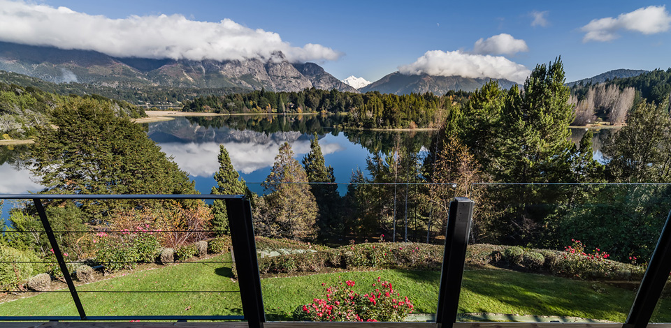 Uma casa à beira do lago, em um cenário de filme, em plena Patagônia Argentina